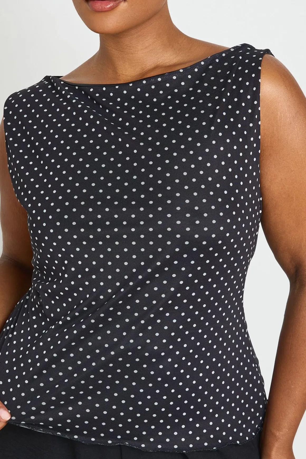 Haut Grande Taille À Encolure Bardot Et Pois
