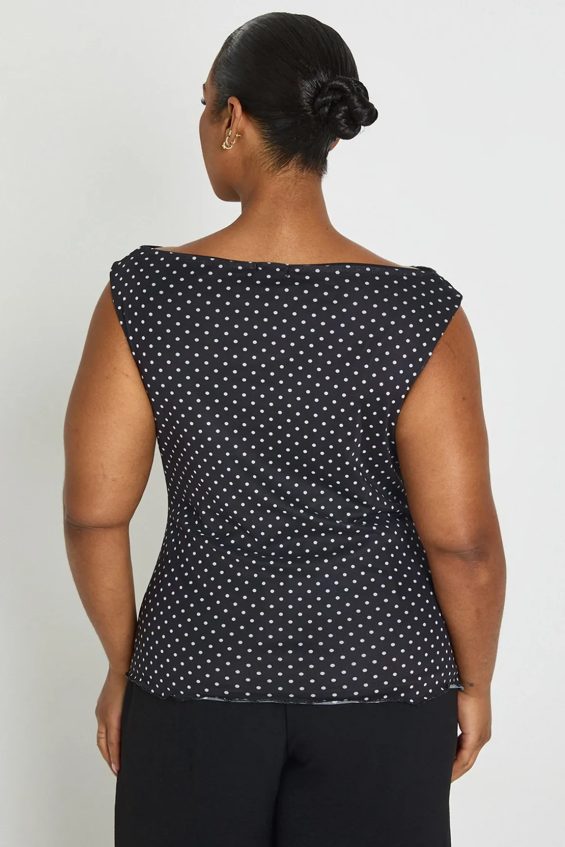 Haut Grande Taille À Encolure Bardot Et Pois
