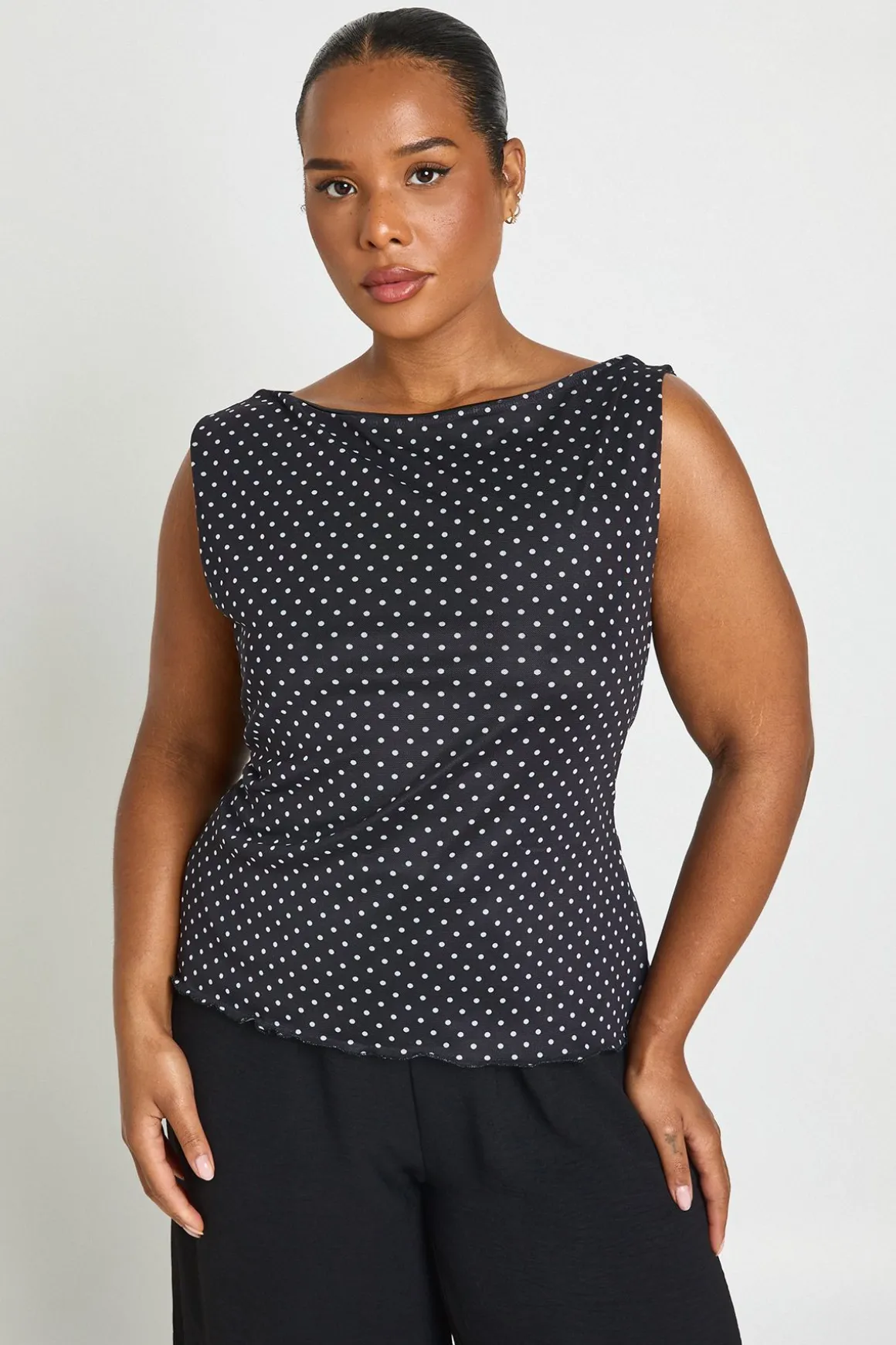 Haut Grande Taille À Encolure Bardot Et Pois