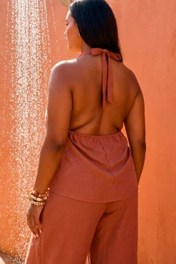 Haut Grande Taille À Encolure Cowl Drapée Et Col Licou Effet Peau De Pêche