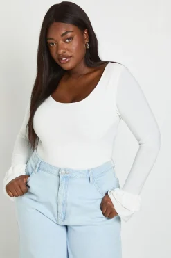 Haut Grande Taille À Encolure Dégagée Et Manches À Volants