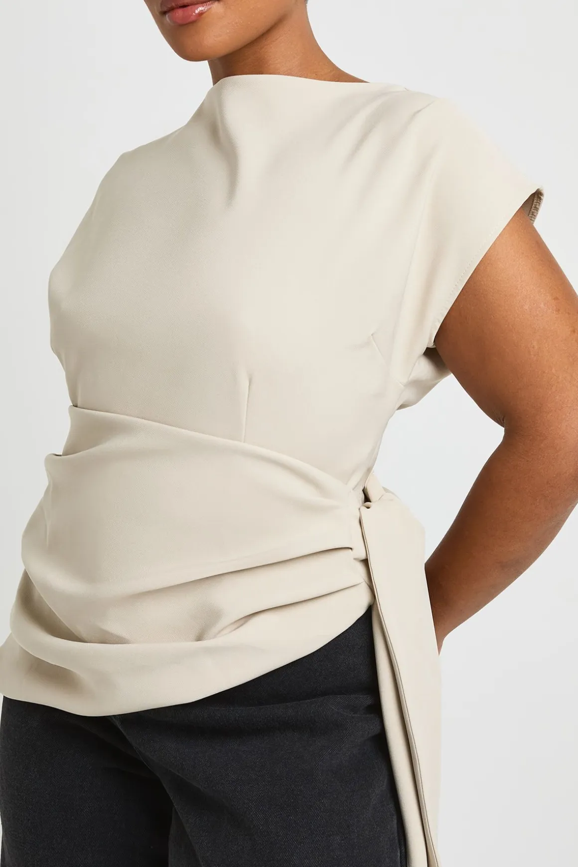 Haut Grande Taille À Encolure Slash Et Drapé Latéral