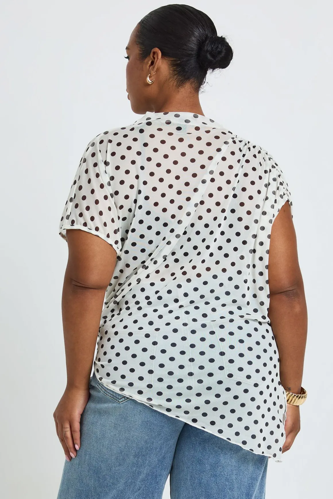 Haut Grande Taille En Mesh À Pois Col Montant Avec Fronces Latérales Et Coupe Asymétrique