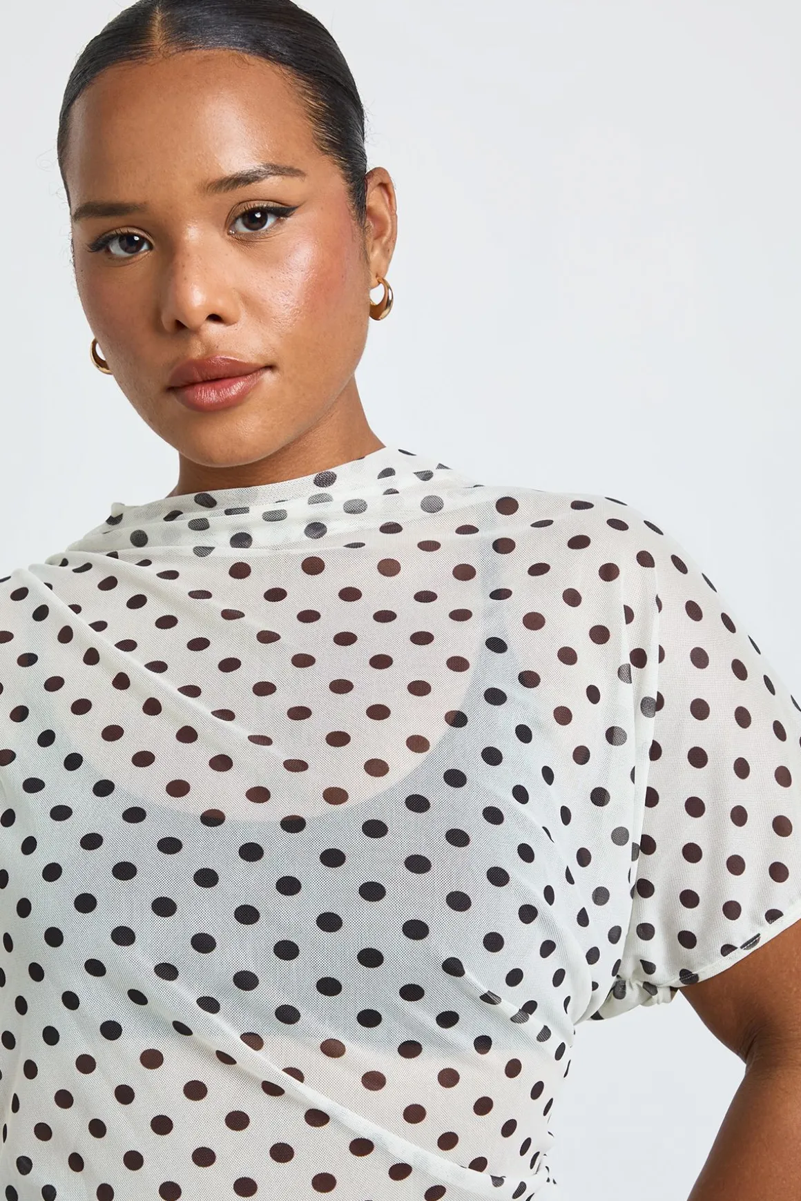 Haut Grande Taille En Mesh À Pois Col Montant Avec Fronces Latérales Et Coupe Asymétrique
