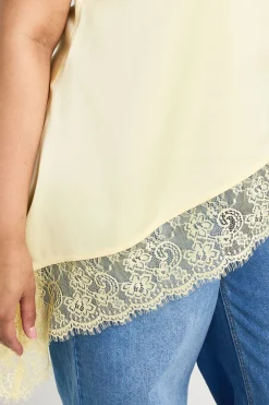 Haut Grande Taille En Satin Col Montant Avec Bordure En Dentelle