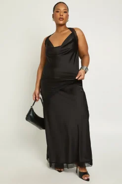Haut Grande Taille en Satin à Col Bénitier Asymétrique avec Finitions en Dentelle
