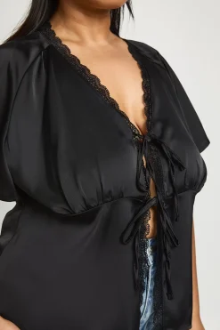 Haut Grande Taille En Satin À Manches Courtes Avec Bordure En Dentelle Et Liens À Nouer Devant