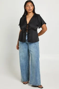 Haut Grande Taille En Satin À Manches Courtes Avec Bordure En Dentelle Et Liens À Nouer Devant