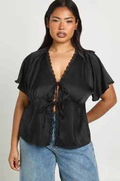 Haut Grande Taille En Satin À Manches Courtes Avec Bordure En Dentelle Et Liens À Nouer Devant