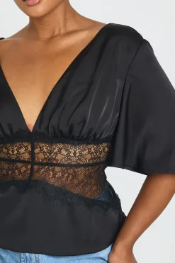 Haut Grande Taille En Satin À Manches Évasées Avec Empiècement En Dentelle