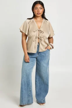 boohoo Haut Grande Taille En Satin À Manches Courtes Avec Bordure En Dentelle Et Liens À Nouer Devant<Femme Satin Et Dentelle|Tops