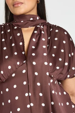 Haut Grande Taille En Satin À Pois Avec Détail Foulard