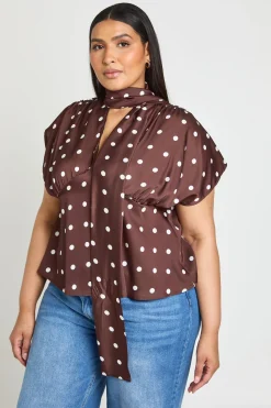 Haut Grande Taille En Satin À Pois Avec Détail Foulard