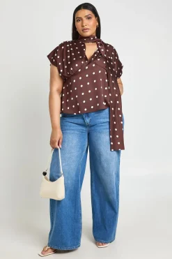 Haut Grande Taille En Satin À Pois Avec Détail Foulard