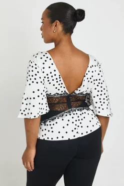 Haut Grande Taille En Satin À Pois Avec Manches Papillon Et Empiècement En Dentelle