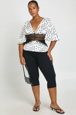 Haut Grande Taille En Satin À Pois Avec Manches Papillon Et Empiècement En Dentelle