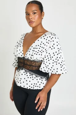 Haut Grande Taille En Satin À Pois Avec Manches Papillon Et Empiècement En Dentelle