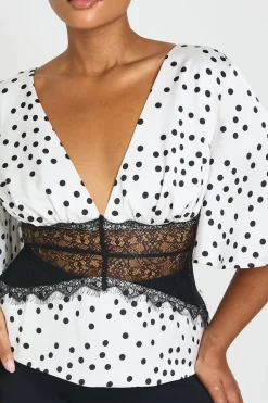 Haut Grande Taille En Satin À Pois Avec Manches Papillon Et Empiècement En Dentelle