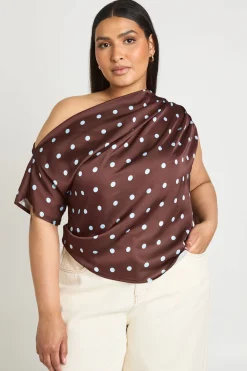 Haut Grande Taille En Satin À Pois Avec Épaule Dénudée Et Fronces