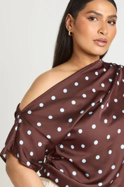 Haut Grande Taille En Satin À Pois Avec Épaule Dénudée Et Fronces