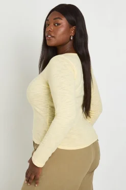Haut Grande Taille En Tissu Slub Transparent Avec Encolure Arrondie Et Boutonnage Sur Le Devant À Manches Longues