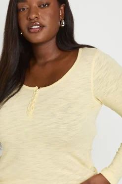 Haut Grande Taille En Tissu Slub Transparent Avec Encolure Arrondie Et Boutonnage Sur Le Devant À Manches Longues