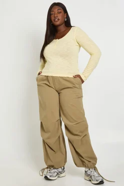 Haut Grande Taille En Tissu Slub Transparent Avec Encolure Arrondie Et Boutonnage Sur Le Devant À Manches Longues