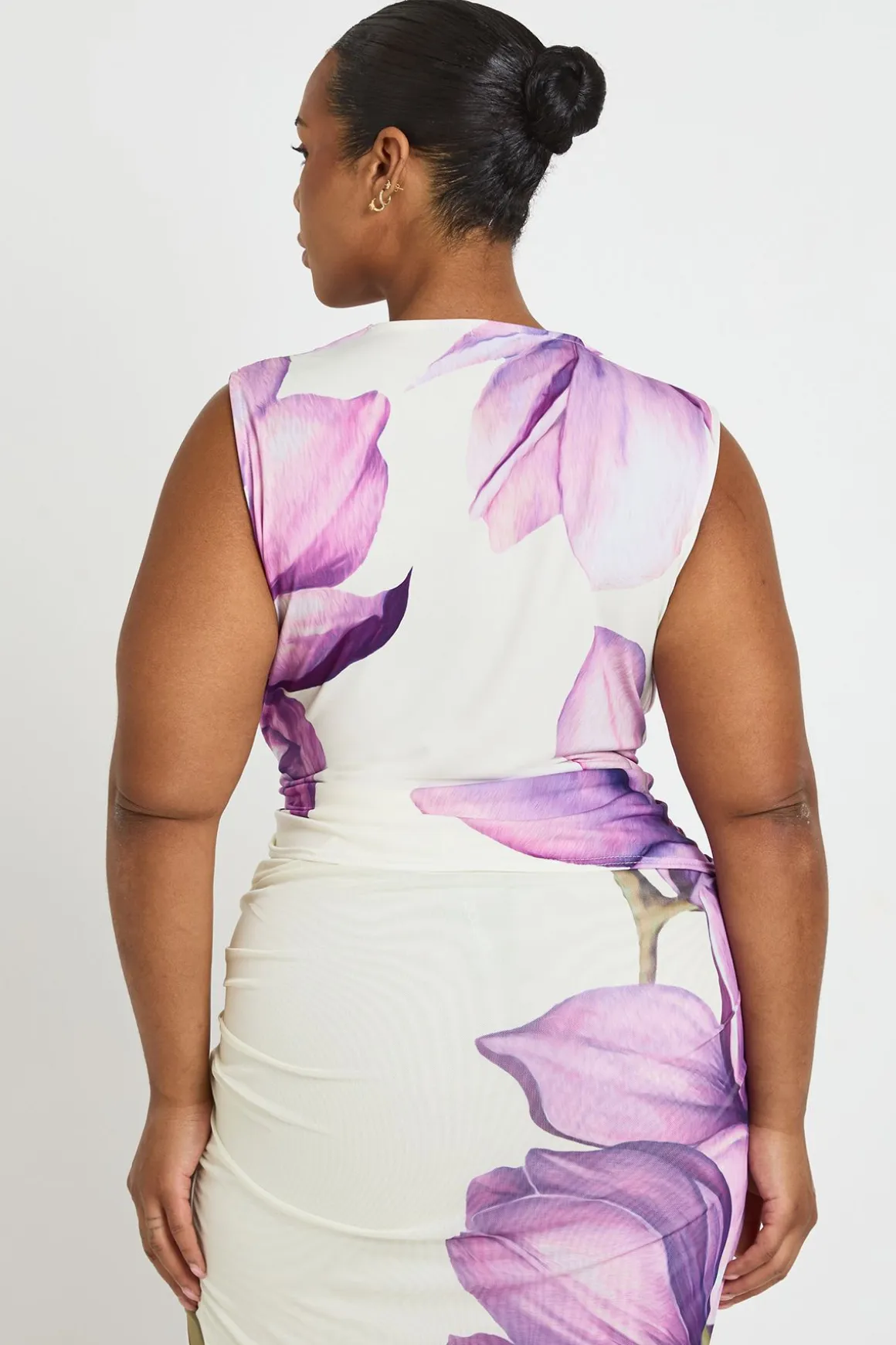 Haut Grande Taille À Imprimé Floral Sans Manches Avec Col Bénitier