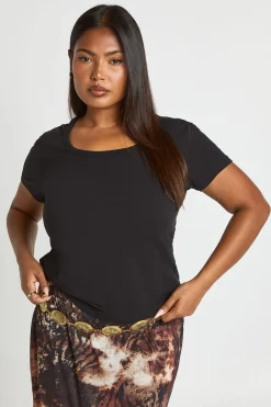 Haut Grande Taille À Manches Courtes Et Encolure Carrée