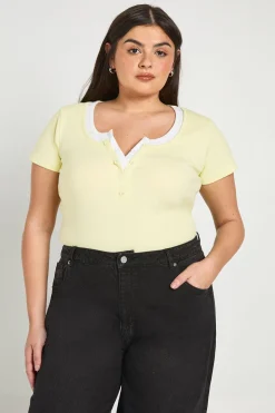 Haut Grande Taille À Manches Courtes Côtelé Avec Col Henley Contrasté À Boutons