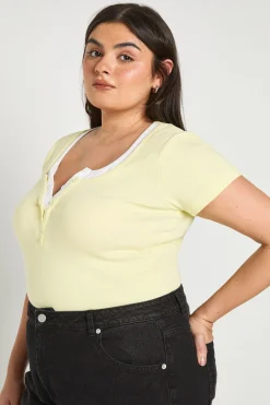 Haut Grande Taille À Manches Courtes Côtelé Avec Col Henley Contrasté À Boutons