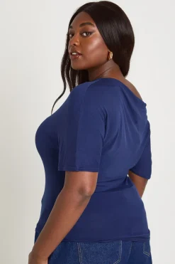 Haut Grande Taille À Manches Courtes Évasées Et Épaules Dénudées