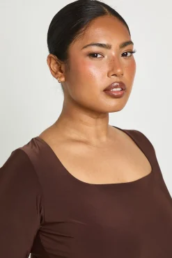 boohoo Haut Grande Taille À Manches Longues En Tissu Slinky Double Épaisseur Et Encolure Carrée<Femme Looks Chocolat|Tops