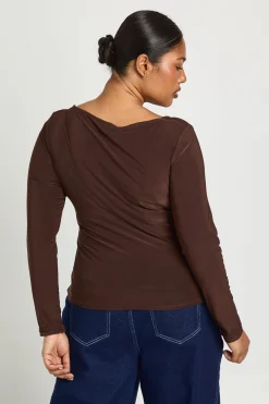 boohoo Haut Grande Taille À Manches Longues En Tissu Slinky Double Épaisseur Et Encolure Carrée<Femme Looks Chocolat|Tops