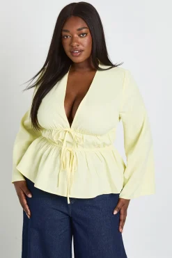 Haut Grande Taille À Manches Évasées Avec Lien Devant Et Taille Froncée