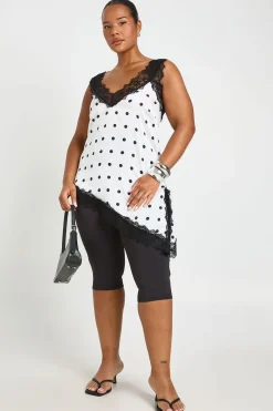 Haut Grande Taille À Ourlet Asymétrique En Satin À Pois Avec Dentelle