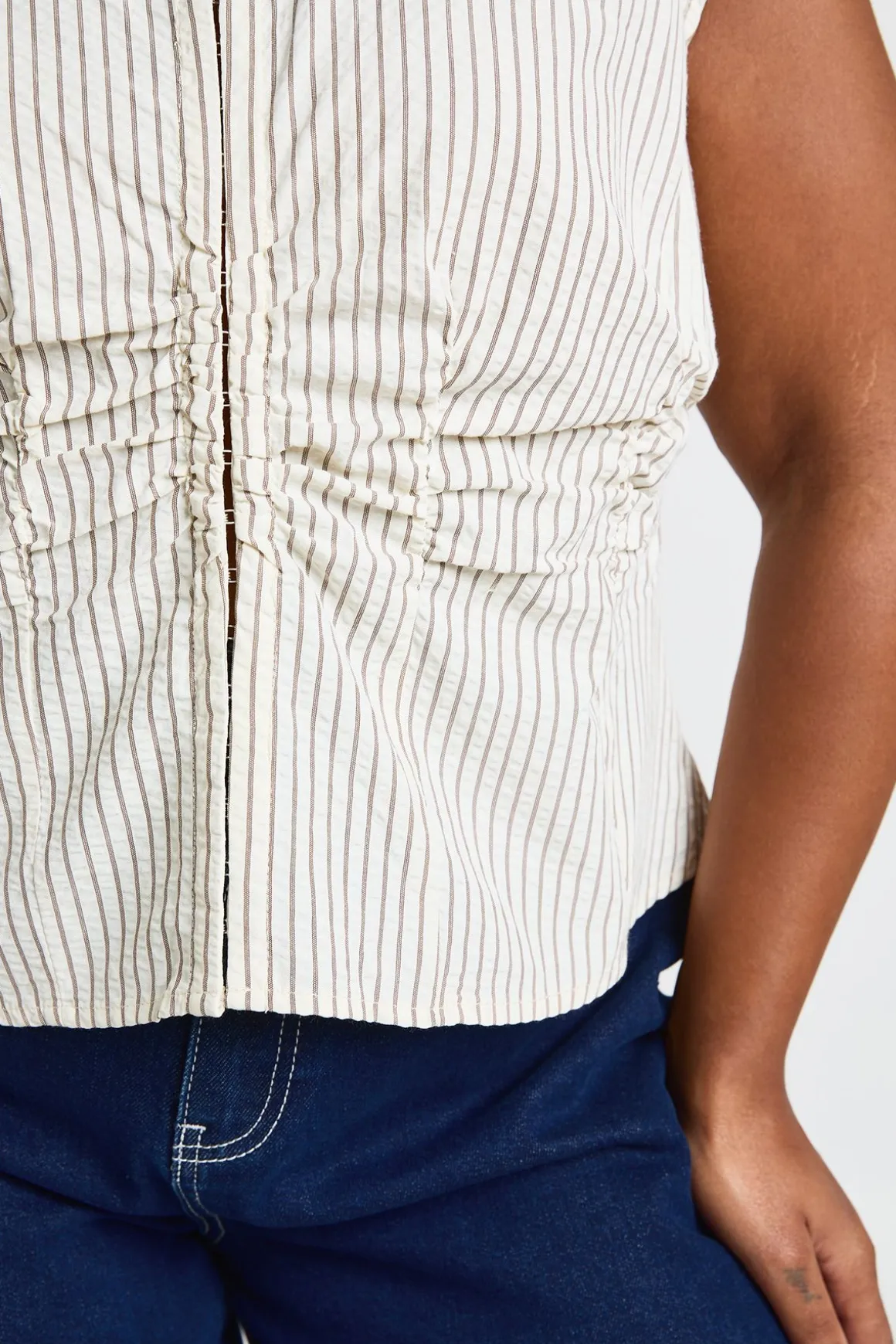 Haut Grande Taille À Rayures Avec Fermeture À Crochets Et Taille Cintrée À Manches Courtes