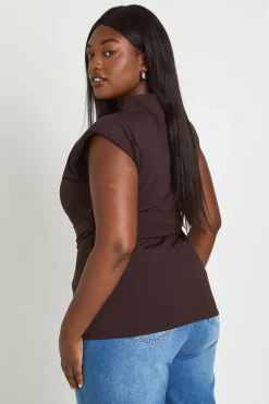 boohoo Haut Grande Taille Sans Manches Col Montant Avec Détail Drapé Ceinturé<Femme Looks Chocolat|Tops