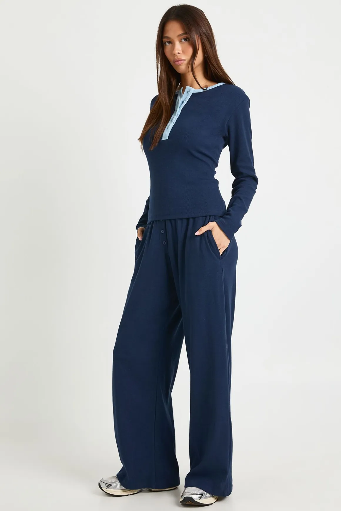 Haut Henley boutonné à bordure contrastante & pantalon assorti