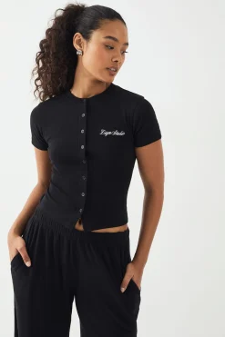 Haut Manches Courtes Côtelé à Boutons DSGN Studio avec Broderie Script