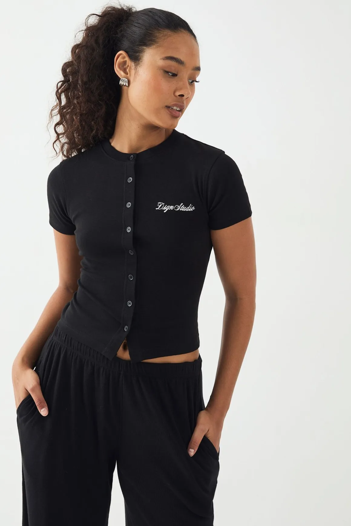 Haut Manches Courtes Côtelé à Boutons DSGN Studio avec Broderie Script