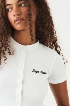 Haut à Manches Courtes Côtelé Boutonné avec Broderie Script DSGN Studio