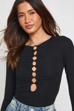 boohoo Haut À Manches Longues Avec Découpe Œillet Et Anneaux Décoratifs<Femme Tops