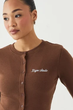 Haut À Manches Longues Boutonné Devant En Maille Côtelée Avec Broderie Script Dsgn Studio