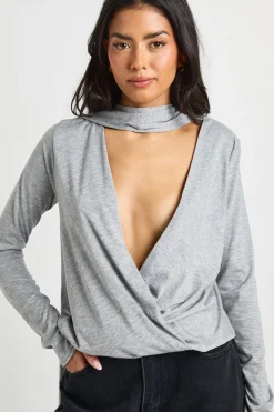 Haut à Manches Longues Croisé Décolleté avec Foulard