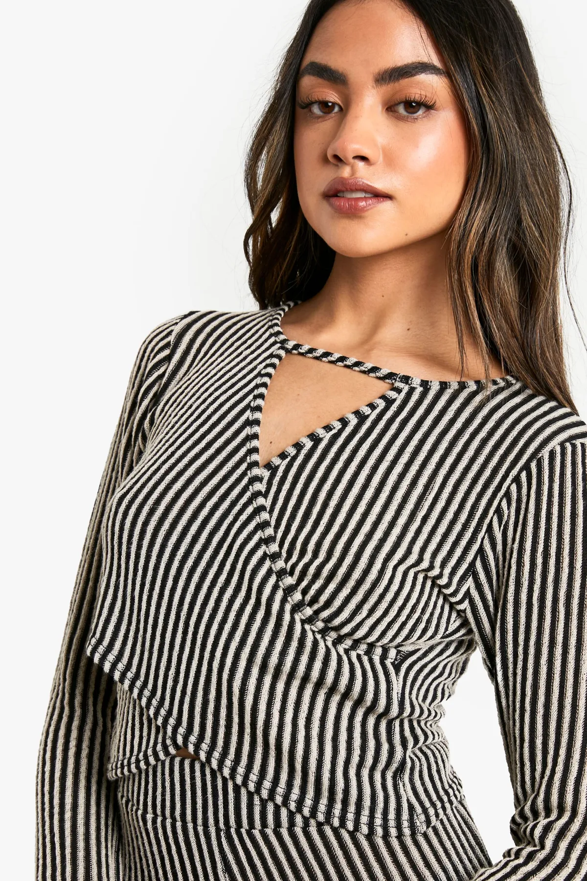 boohoo Haut à manches longues drapé à côtes bicolores et à décolleté en trou de serrure<Femme Tops