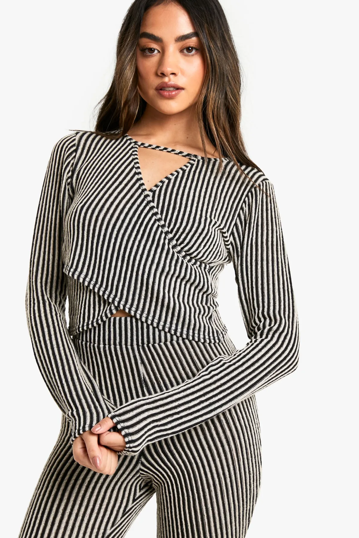 boohoo Haut à manches longues drapé à côtes bicolores et à décolleté en trou de serrure<Femme Tops