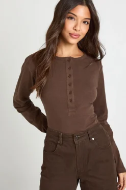 boohoo Haut à manches longues en coton Henley avec boutons sur le devant<Femme Looks Chocolat|Tops D’Automne