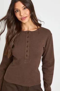 boohoo Haut à manches longues en coton Henley avec boutons sur le devant<Femme Looks Chocolat|Tops D’Automne
