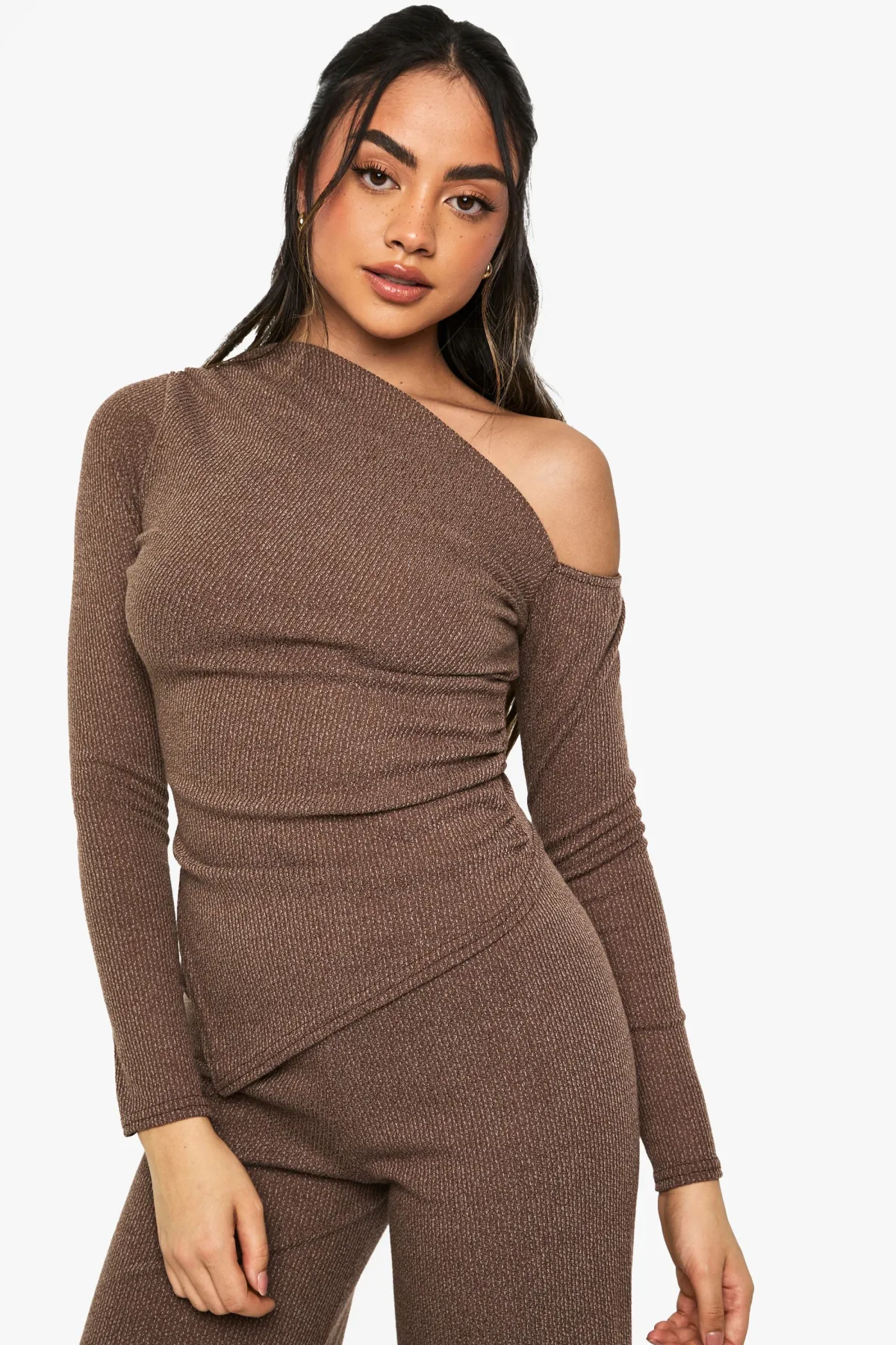 boohoo Haut à manches longues en côte à encolure asymétrique et effet froncé<Femme Looks Chocolat|Tops
